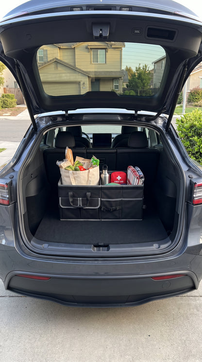 La boîte de coffre pliable StaySpace chargée, installée dans le coffre d'un SUV